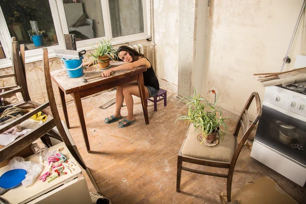 Alojamiento barato. Chica haciendo reparaciones en el viejo apartamento —  Fotos de Stock