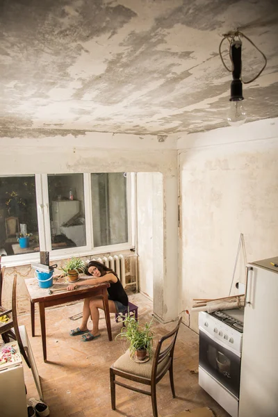 Alojamiento barato. Chica haciendo reparaciones en el viejo apartamento — Foto de Stock