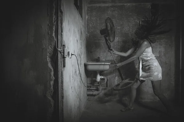 Alojamiento barato. Chica seca el cabello medios improvisados. Negro y —  Fotos de Stock