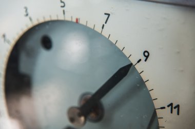 Terazi. Ölçekler üzerindeki oku