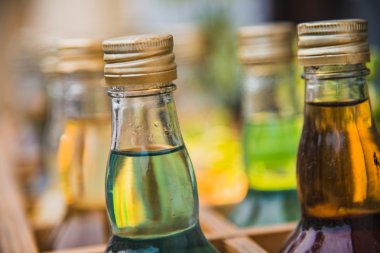 Alkol. Şişe alkol ile.