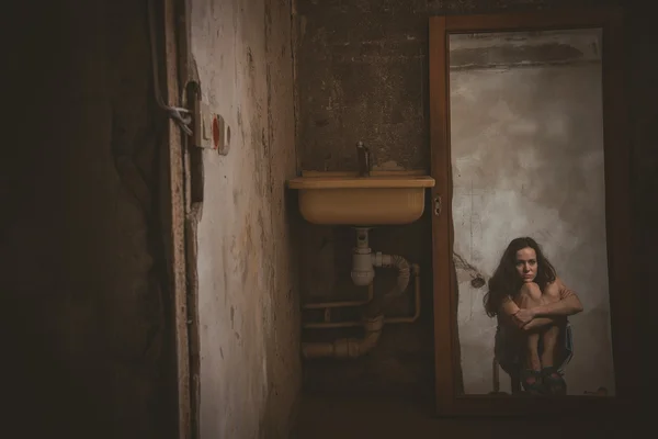 Hébergement pas cher. La fille regarde dans le vieux miroir déformé — Photo