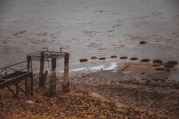 Water body pollution. Car tires are floating in the river. — Stock Photo, Image