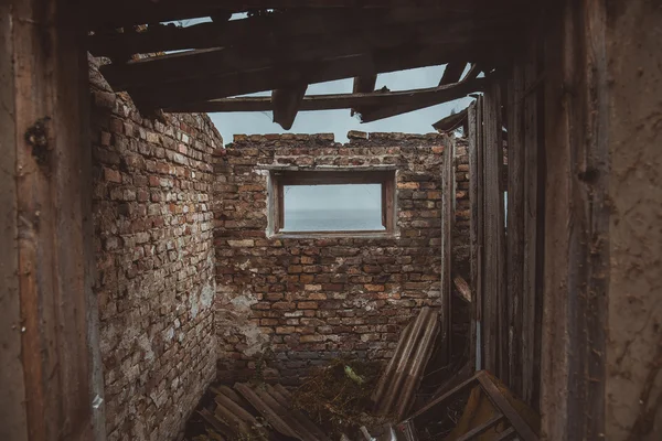 Casa arruinada. Casa abandonada . —  Fotos de Stock
