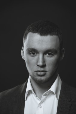 siyah ve beyaz fotoğraf. Modeli. İş takım elbiseli bir adam. El