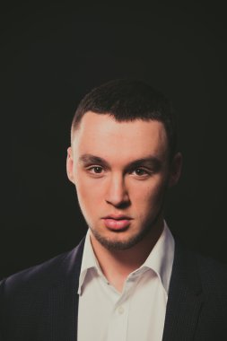 Modeli. İş takım elbiseli bir adam. Seçim kampanyası.