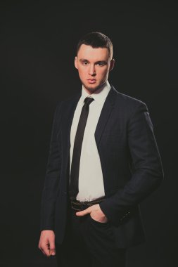 Modeli. İş takım elbiseli bir adam. Seçim kampanyası.