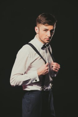 Modeli. Adam beyaz gömlek ve siyah papyon.