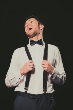 Modeli. Adam beyaz gömlek ve siyah papyon.