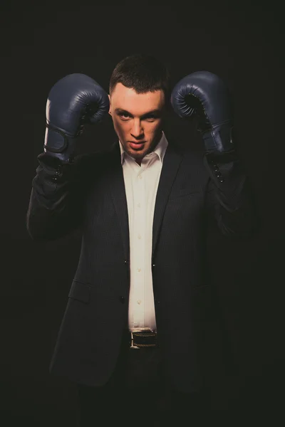 Model. A man in a business suit and boxing gloves. — Stock Photo, Image