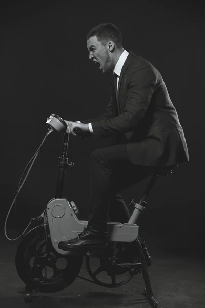 Fotografía en blanco y negro. Modelo. Un hombre en un traje de negocios peinado — Foto de Stock