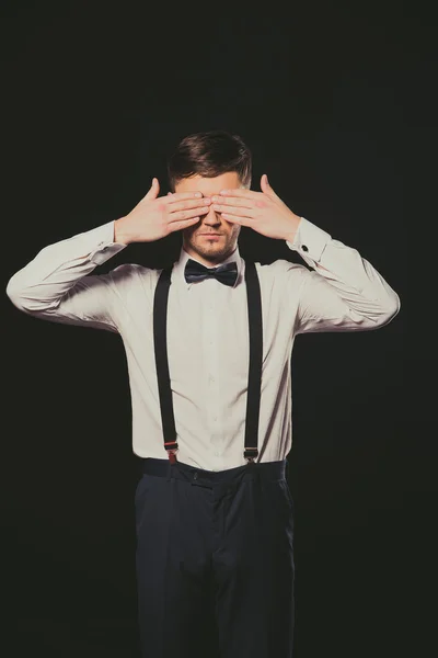 Modelo. O cara de camisa branca e laço preto . — Fotografia de Stock