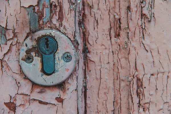 Puerta de madera con candado —  Fotos de Stock