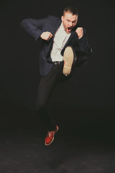 Modelo. Un tipo con un traje de negocios en el salto. Patada. . —  Fotos de Stock