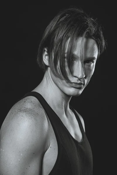 Fotografía en blanco y negro. Modelo. Un joven con una camisa negra — Foto de Stock