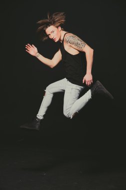 Modeli. Adam siyah bir gömlek ve pantolon yüksek atlama.