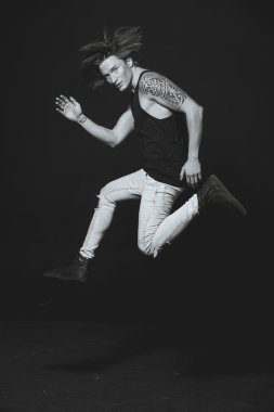 siyah ve beyaz fotoğraf. Modeli. Adam siyah gömlek ve jea