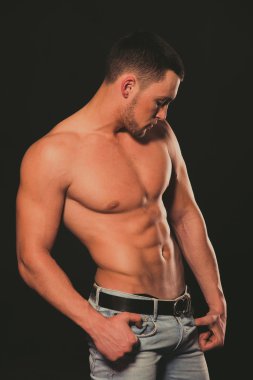 Modeli. Çıplak bir atletik vücut ile genç adam