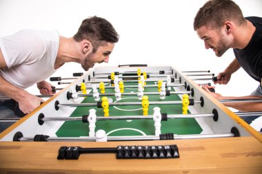 Masa futbolu oynayın çocuklar. Kazanmak ve kaybetmek, duygular. WH