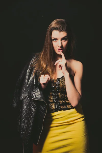 Modelo. Chica en una chaqueta de cuero y una falda . — Foto de Stock