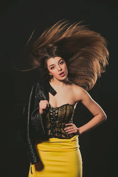 Pelo de mujer. La chica aleteando pelo . — Foto de Stock