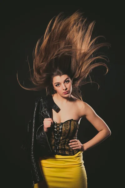 Cabelo de mulher. A menina balançando o cabelo . — Fotografia de Stock