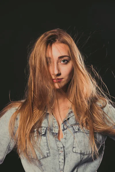 Modèle. Jeune fille dans une veste en denim et jupe — Photo