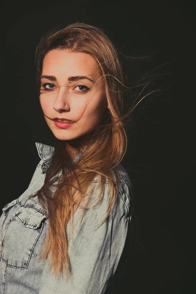 Modèle. Jeune fille dans une veste en denim et jupe — Photo