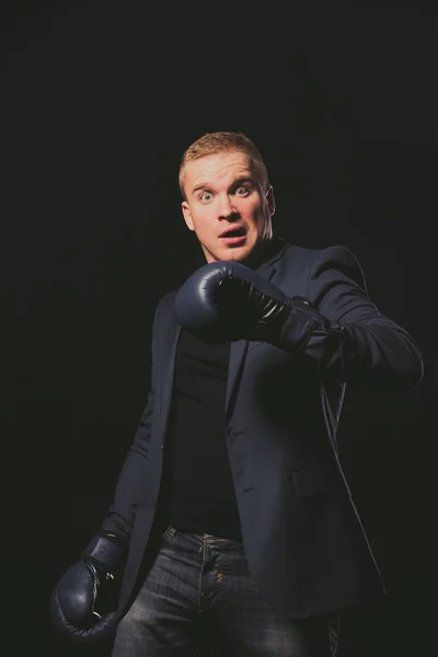 Model. A guy in a business suit and boxing gloves — Stock Photo, Image