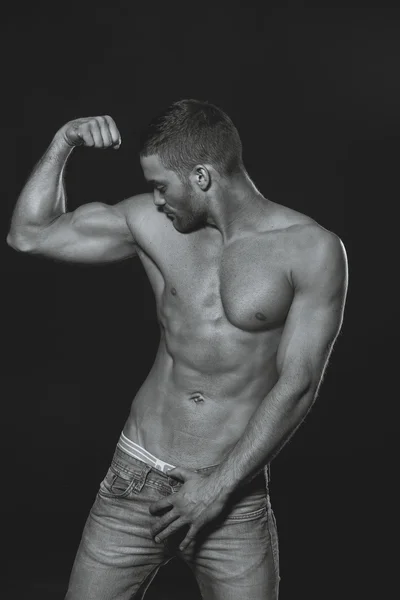 Black and white photography. Model. Athletic guy with a naked bo — Stock Photo, Image