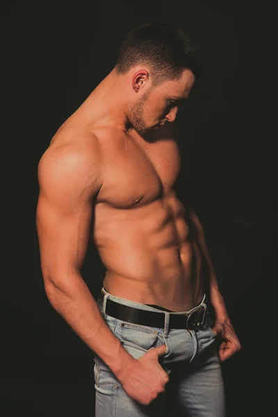 Модель. Молодой парень с голым спортивным телом — стоковое фото