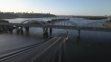 Köprü. Demiryolu köprüsü Dinyeper Nehri 'nden geçiyor. Ukrayna. Kiev. Hava görünümü.