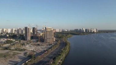Yeni bina. Çok katlı dairelerin inşaatı. Ukrayna. Kiev. Hava görünümü.