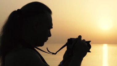 - Kamera. Adam sahilin ve denizin fotoğraflarını çekiyor. Mısır. Kızıl Deniz.