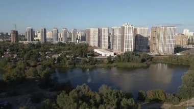 Yeni bina. Çok katlı dairelerin inşaatı. Ukrayna. Kiev. Hava görünümü.
