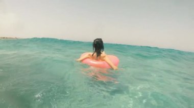 Deniz dalgası kızı kaplıyor. Mısır. Kızıl Deniz.