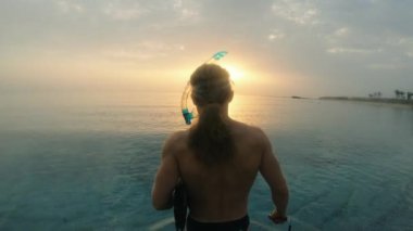 Şafak Bir adam şafakta denize girer. Mısır. Kızıl Deniz.