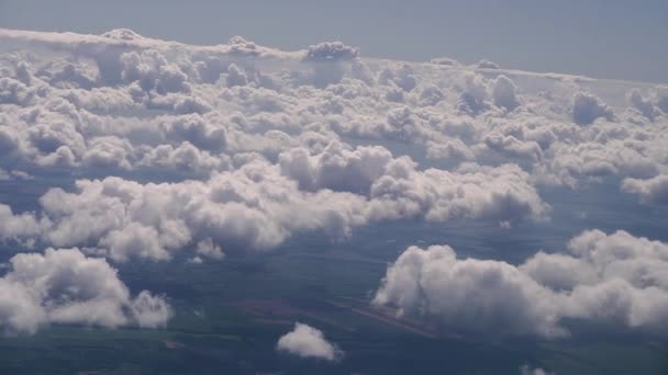 飛行機の窓から白い雲が撃たれる — ストック動画