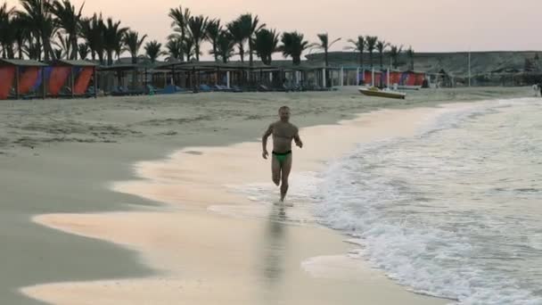 Mar Tipo Corre Por Orilla Del Mar Chica Toma Una — Vídeo de stock