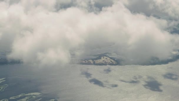 Σύννεφα Λευκά Σύννεφα Εκτοξεύονται Από Παράθυρο Του Αεροπλάνου — Αρχείο Βίντεο