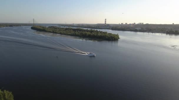 Jacht Jacht Płynie Wzdłuż Rzeki Widok Lotu Ptaka — Wideo stockowe
