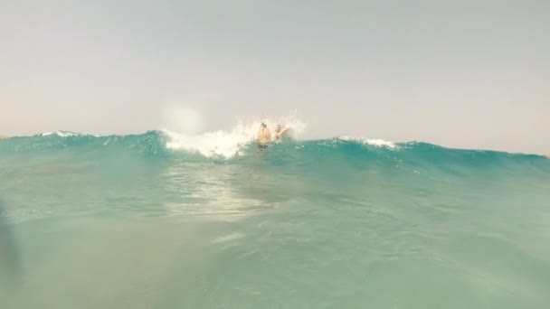 부풀어 오르는링 남녀가 바다를 달리고 — 비디오