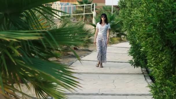 Resort Woman Walks Green Alley — Stock Video