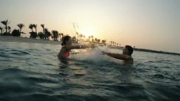 女人在海里互相泼水 — 图库视频影像