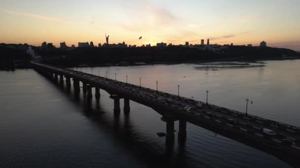 Şehrin Arka Planına Karşı Nakliye Köprüsü Ukrayna Kiev Hava Görünümü — Stok video