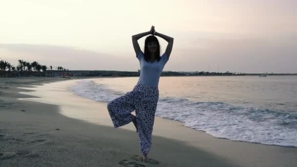 Zee Vrouw Bij Zonsondergang Doen Yoga Oefening — Stockvideo