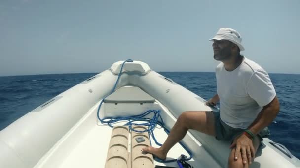 Μια Βάρκα Ένας Άντρας Σαλπάρει Ένα Μηχανοκίνητο Σκάφος Στην Ανοιχτή — Αρχείο Βίντεο