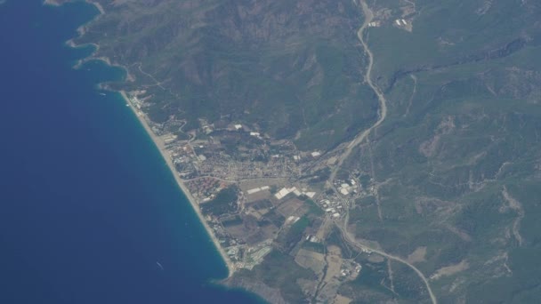 海岸と海 海岸線の飛行機の窓からの眺め 空中風景 — ストック動画