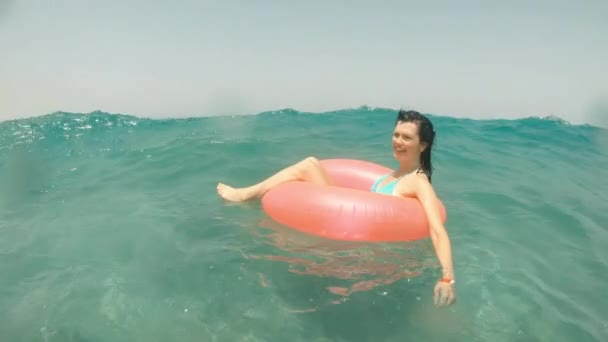 Fala Morska Przykrywa Dziewczynę Egipt Morze Czerwone — Wideo stockowe