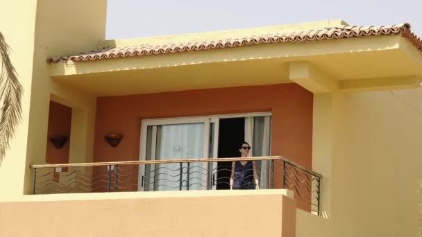 Apartamento Mujer Salió Balcón Levantó Egipto — Vídeo de stock